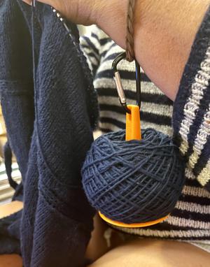 Wool holder for the wrist