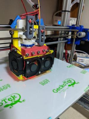 Dual head Direct Drive extruder including height sensor and head adjustment height