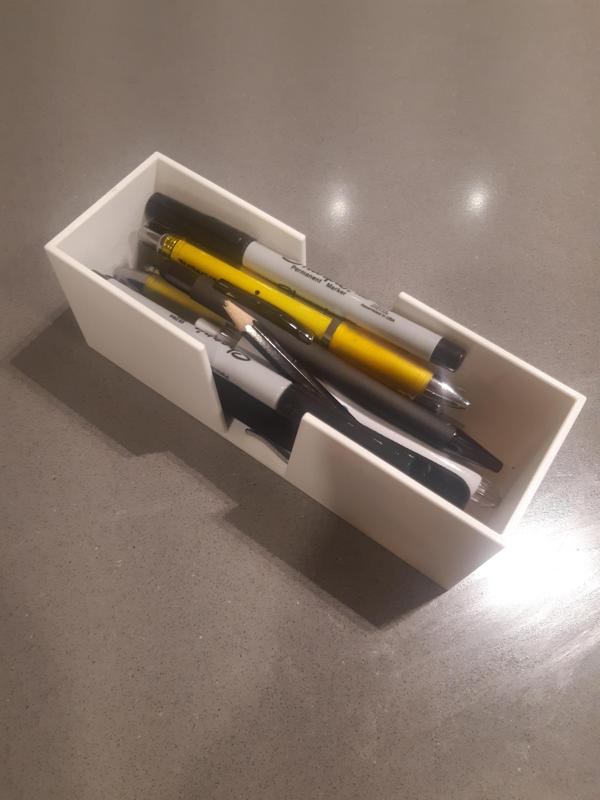 Horizontal pen holder