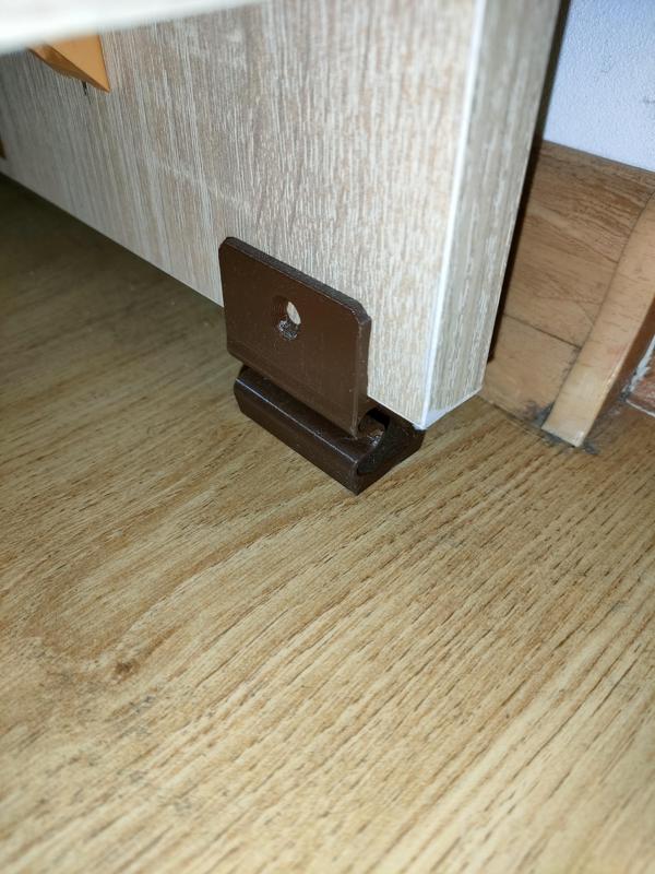 Anti vibration foot for cabinet