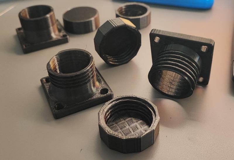 Cable tunnel with cap/ Kabeldurchlass mit Deckel