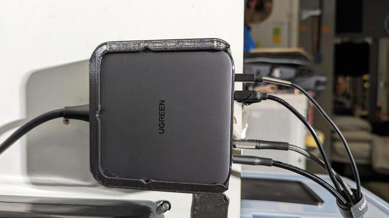 ugreen nexode 200w wall mount  - spring  loaded