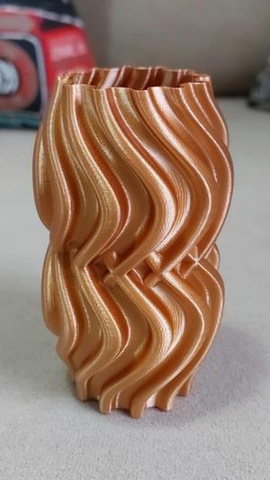 Lazy knot vase
