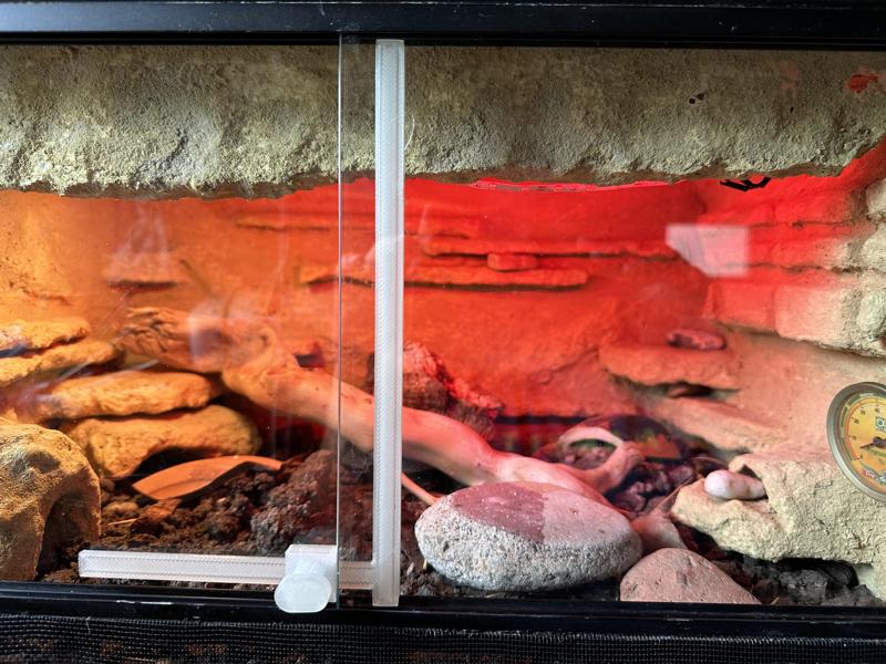 Terrarium glass spacer with stopper