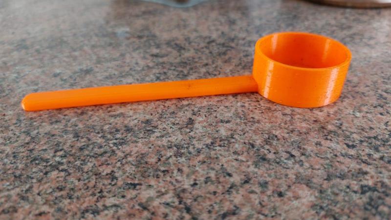 cucharas para cargar la cafetera de 1 taza y la de 3 tazas.