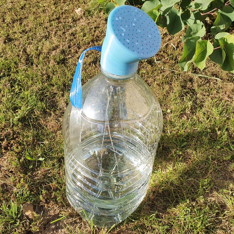 Adaptateur qui convertit une bouteille de 5L en arrosoir et en douche portative