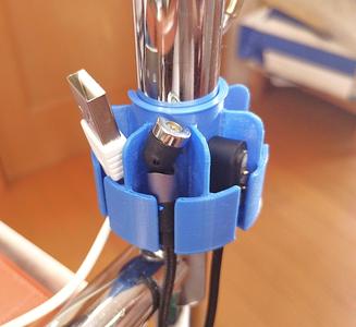 Magnetic cable hanger for pipe