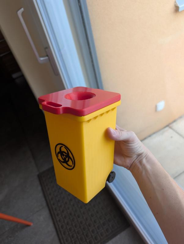 Trashcan for insulin needles