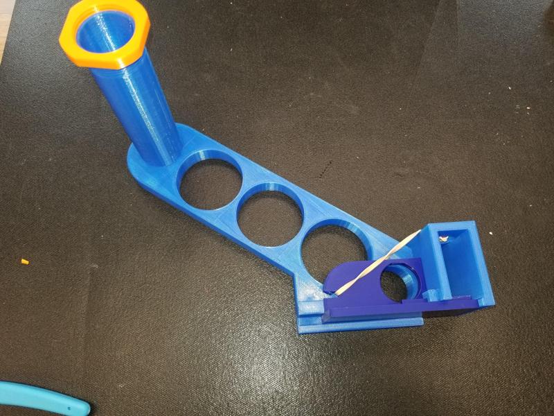 Simple one handed movable spool holder