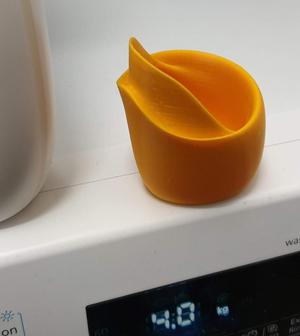 Non dripping detergent dosing cup