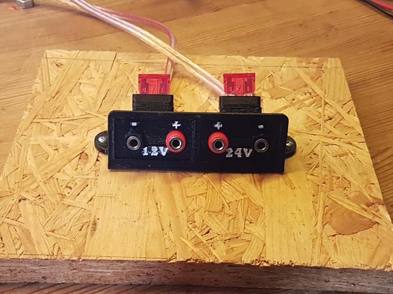 Double 4mm Banana Plug Terminal with Fuses -- Doppeltes 4mm Bananenstecker Terminal mit Sicherungen