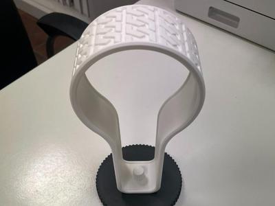 Stylish Headphone Stand with Chain Pattern