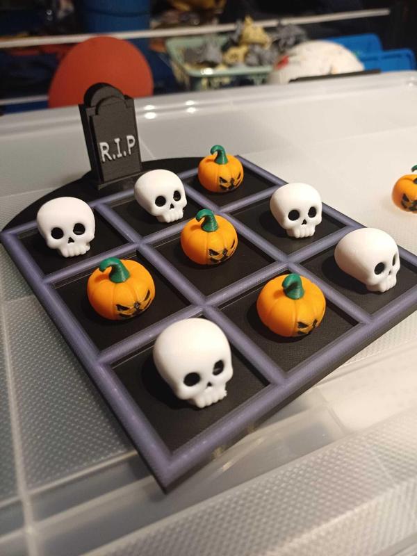 Spooky Tic-Tac-Toe: Pumpkins vs. Skulls Edition!