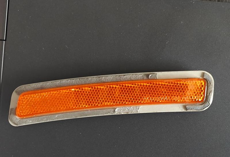 BMW X3 G01 2017-2021 FRONT RIGHT SIDE MARKER REFLECTOR CLAP. OEM Number 63147411974 7411974