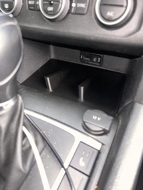 VW Amarok Funkgerät Träger / radio support   