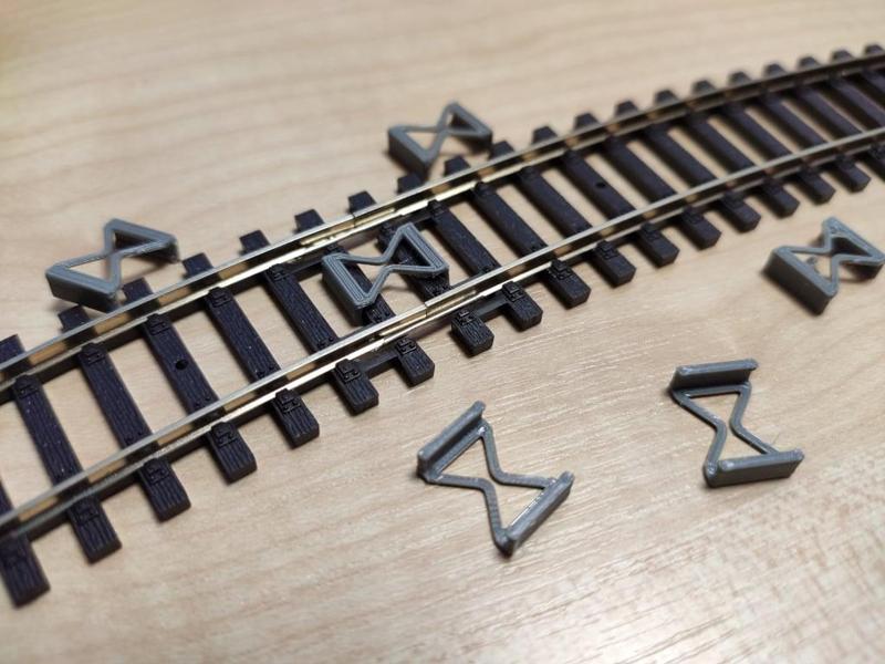 H0 Tracks Clip