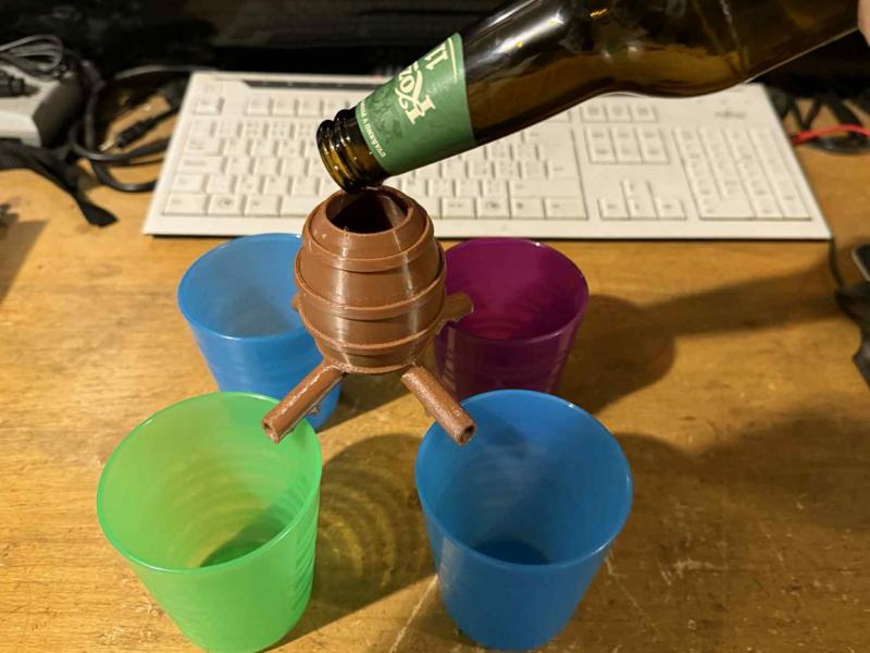 Keg for pouring drinks into 4 glasses