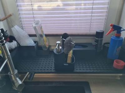 Sink organization for the windowsill