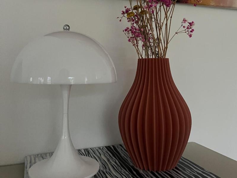 Modern Ribbed Vase – Elegant Design 