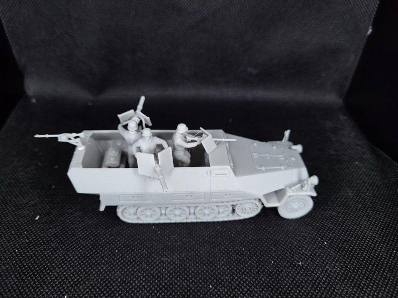 Half-track Sd.Kfz.251/16 Ausf.D Flammpanzerwagen + Crewmen (Germany, WW2)
