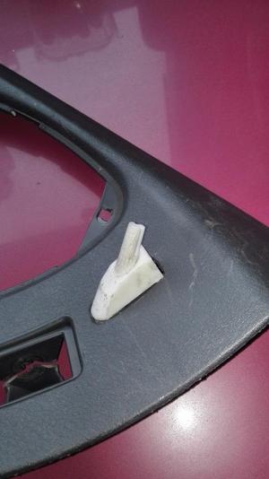 Volvo V40 luggage cover hold clamp