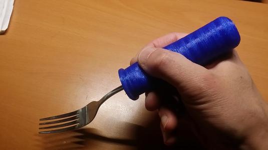 Universal hand grip for cutlery / Manche à couvert universel