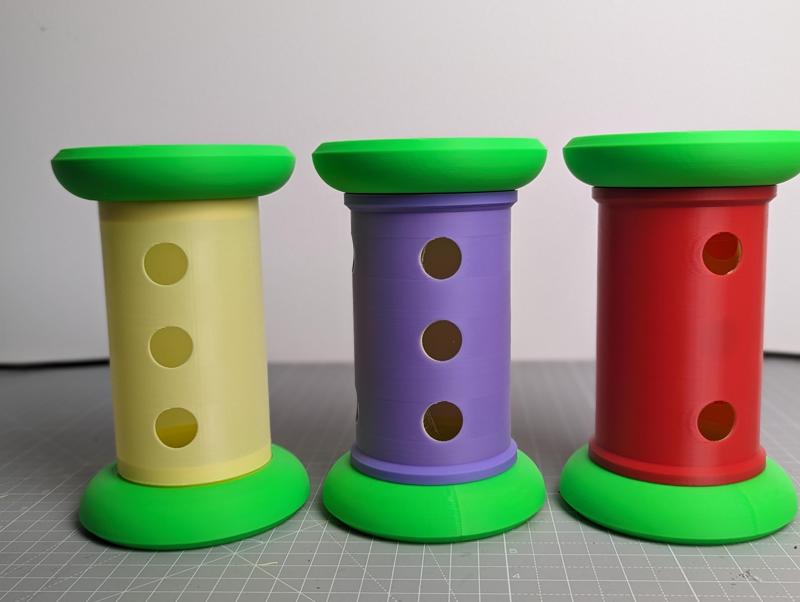 Pipolino-like food dispenser toy for dogs and cats