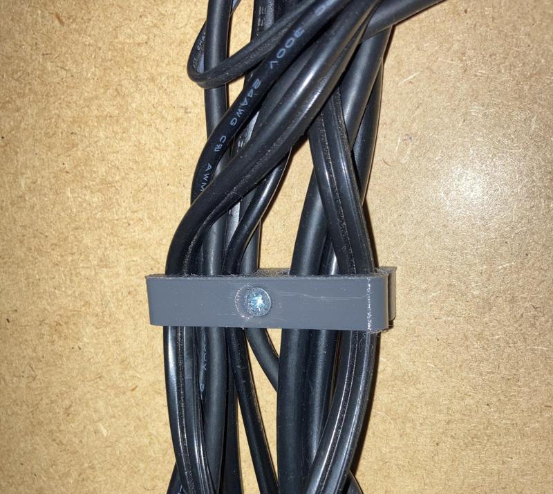 Organizador de cables para colocar debajo del escritorio.