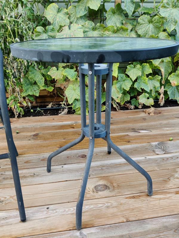 Leg holder for small table