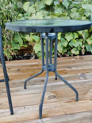 Leg holder for small table