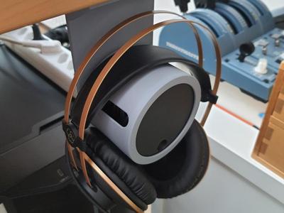 Headphones holder with detachable cable reel