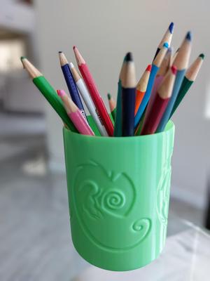 Chameleon pen cup
