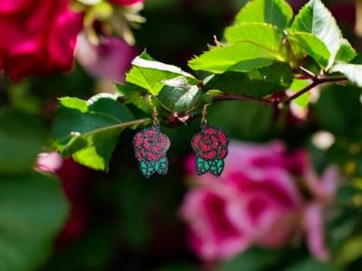 A simple rose earrings