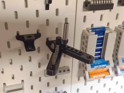 SKADIS Movable holders   