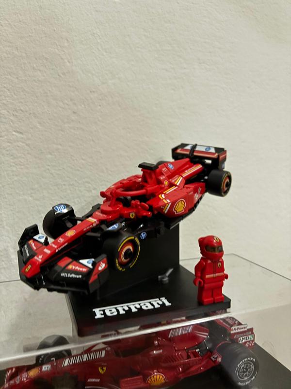 Lego F1 speed champions Ferrari stand