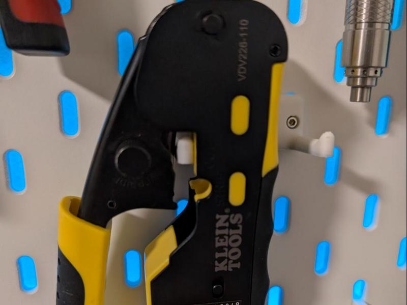 Asymmetric tool skadis wallmount holder