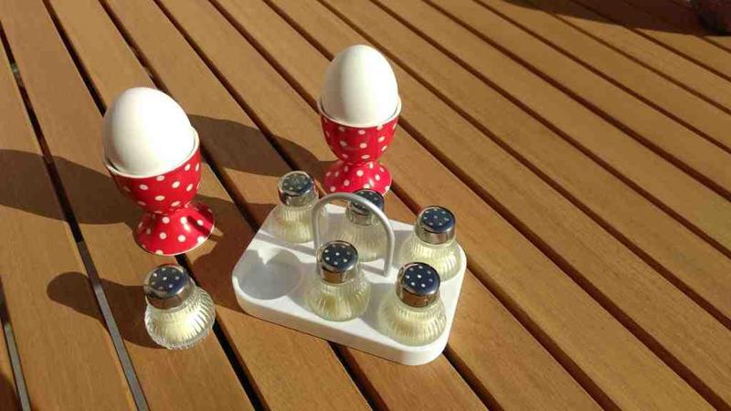 Ei Salzstreuer Tablett / Egg Salt Shaker Tray