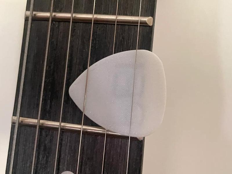 Púa de guitarra - Guitar pick   