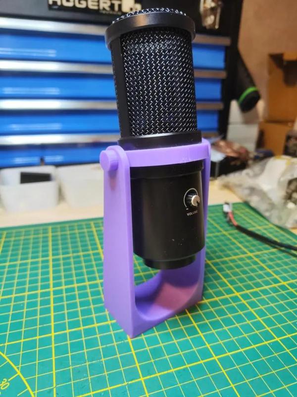 Simple Superlux E205U stand   