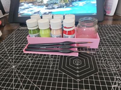 Organizer for paints and brushes