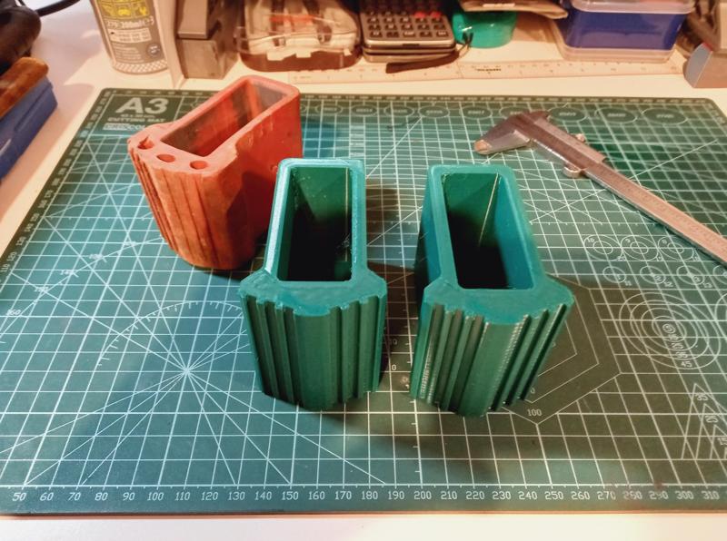 Telescopic ladder leg