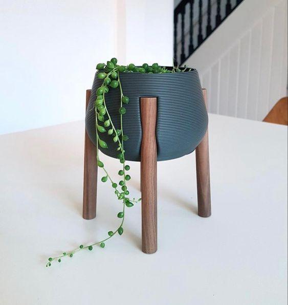 Natural Elegance Pot Stand