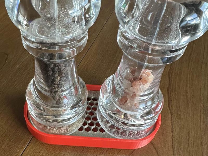 Salt & Pepper Grinder Tray with Magnetic Grate