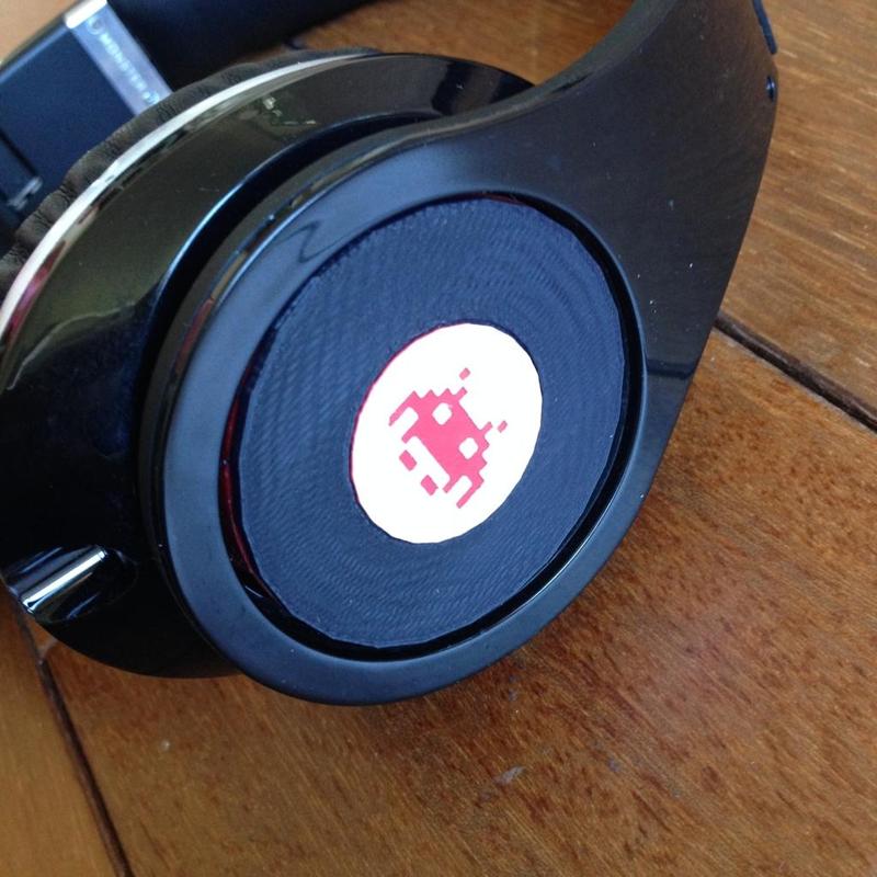 Customizable battery cover and logo for Beats headphones