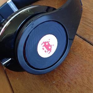 Customizable battery cover and logo for Beats headphones