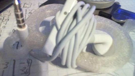 Compact Headphones Holder