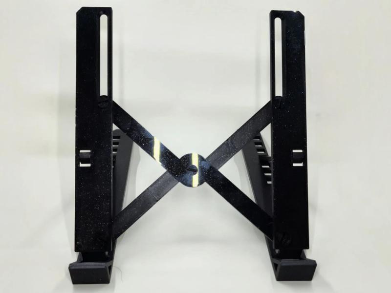 Foldable laptop stand