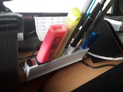 Desk pen holder