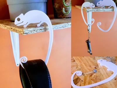 Balancing Chameleon Hanger - Self-balances on a shelf - Super Easy Print!