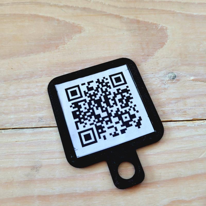 Stern insider connected QR code holder